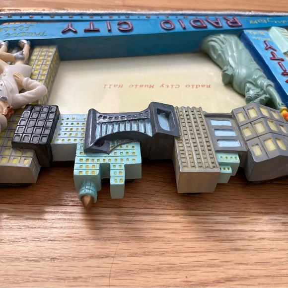 Vintage NIB “75 Years RADIO CITY ROCKETTES” 3D Photo Frame. Ceramic.
2008 - Picture 7 of 14